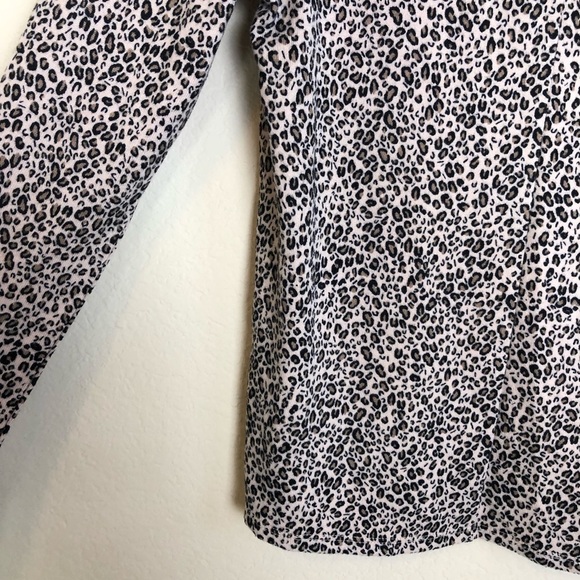 New Sanctuary V-neck Cozy Pocket Sleeve Top in Mini Leopard - Picture 6 of 11
